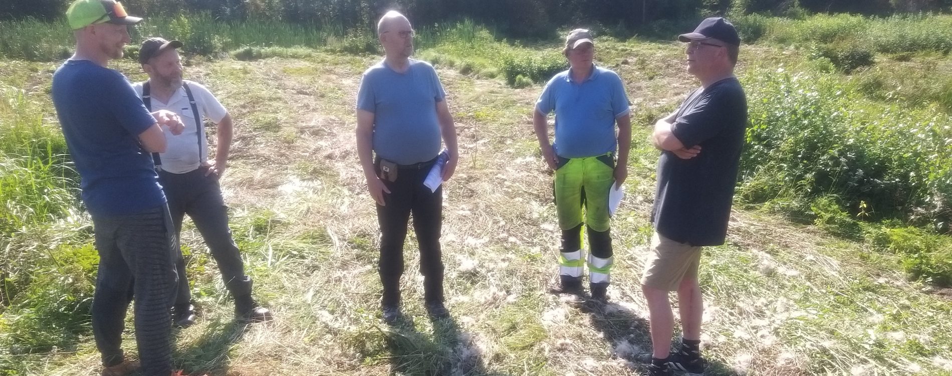 Soukkion peltoja viljelevä Jussi Rulja, maanomistaja Juha Soukkio, valvoja Martti Lautala, urakoitsija Jarmo Latvala ja Aito Suvi ry:n Thomas Penttilä kävivät yksityiskohtia läpi ennen töiden käynnistymistä. Soukkionoja