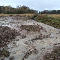 Säynäjärvestä laskevan ojan varteen rakennettava kosteikko. Sen yläpuolella oja muutetaan kaksitasouomaksi.