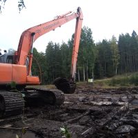 Jarmo Latvala viimeisteli Haltiantien kosteikon reunapenkereitä.