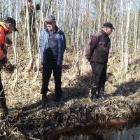 Juha Siekkinen tarkastelee Veli Kankaanpään ja Usko Salmisen kanssa Härkiojan yläosaa. Taustalla Tuomo Tamminen.