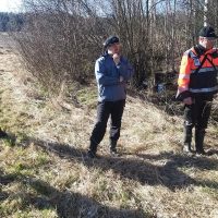 Jussi Hynni, Mika Rekola, Tuomas Känsälä ja Juha Siekkinen tarkastelevat, miten kaksitasouoma sovitettaisiin Kirvunlinnan suojelualueen reunalle.