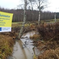 Vähäjärven kunnostuksesta kerrotaan työmaan laidalla.