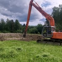 Jarmo Latvala kaivoi viime viikolla Hernesniemeen altaat, joihin Hernessalmesta ruopattava lieju pumpataan.
